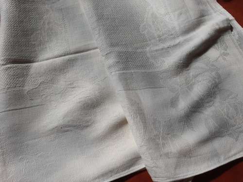 Pair of quality damask guest hand towels - good condition- 100 x 46cm