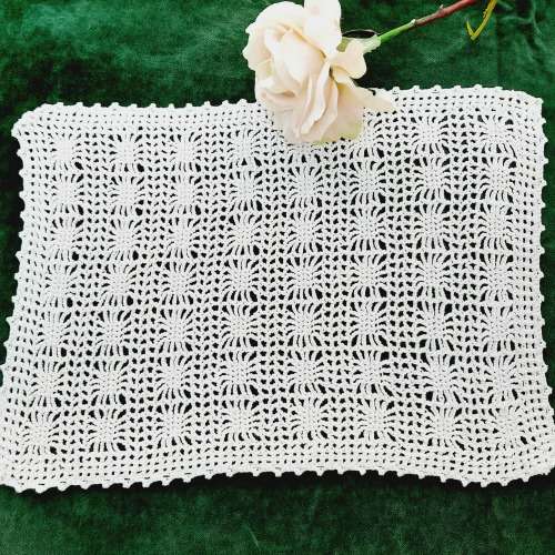 Crochet mat - acryllic yarn - 25 x 32 cm