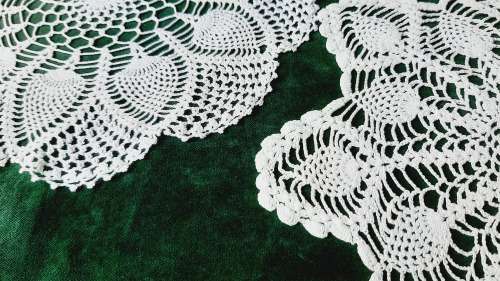 Two round doilies - white - 24 and 26 cm