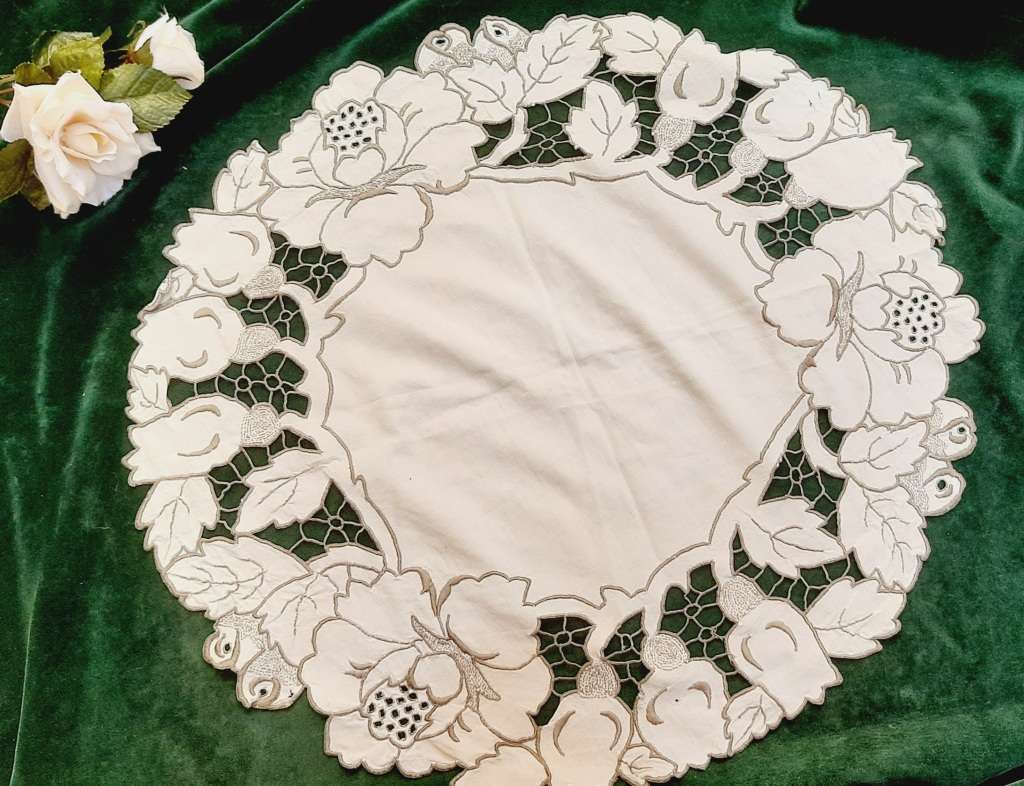 Lovely Madeira embroidered linen doily - 48cm