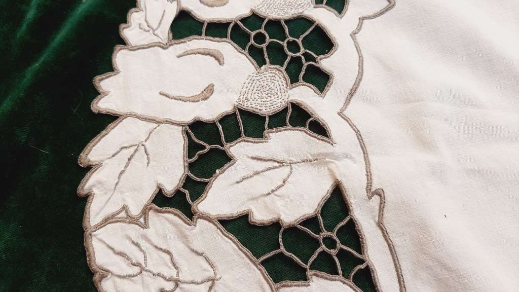 Lovely Madeira embroidered linen doily - 48cm