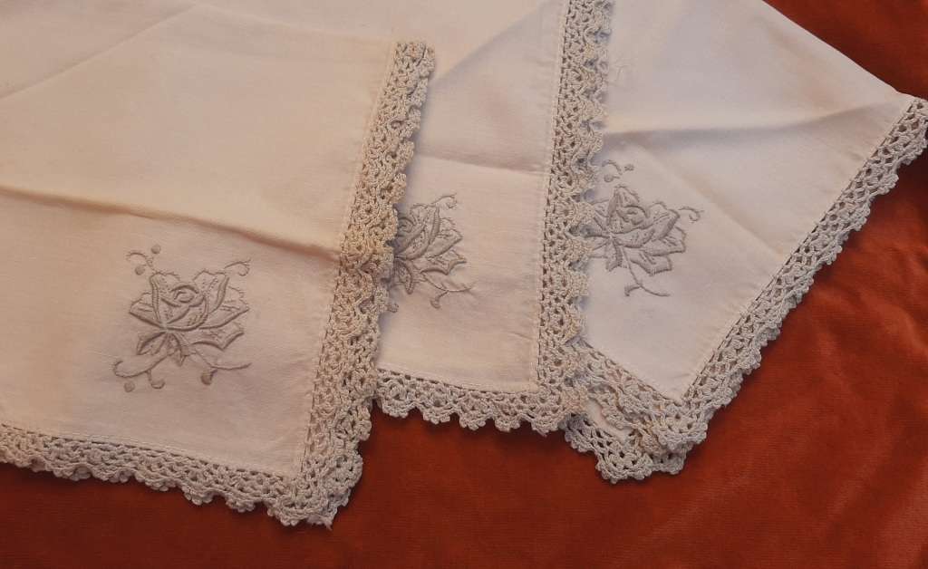 3 embroidered linen napkins - beige with crochet edging - 40 x 401cm