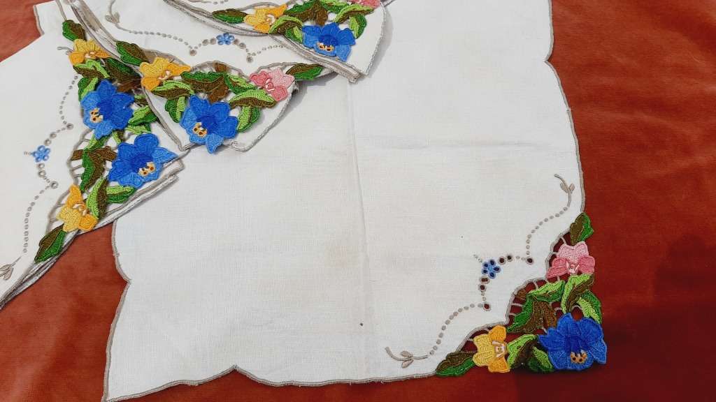 Set of 5 linen napkins with colourful lace insert  26 x 26cm