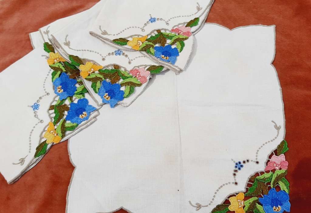 Set of 5 linen napkins with colourful lace insert  26 x 26cm