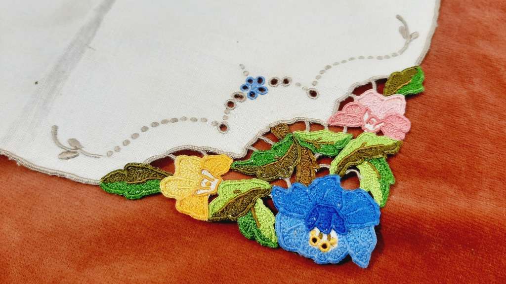 Set of 5 linen napkins with colourful lace insert  26 x 26cm