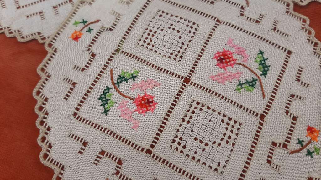 Embroidered doilie mats with cross stitch flower motifs