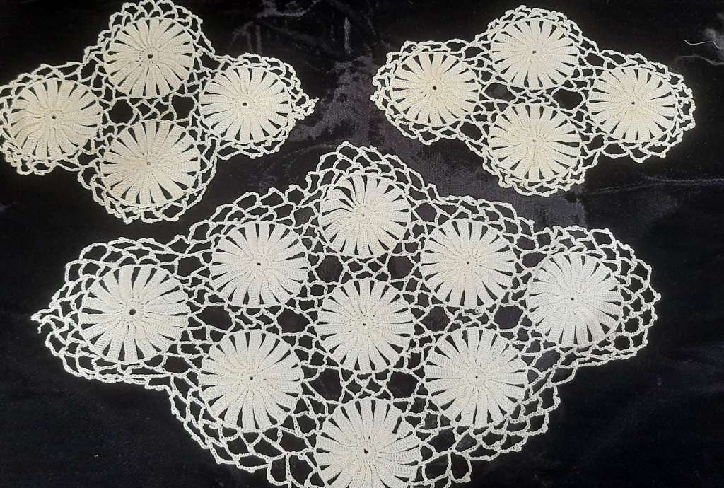 Vanity set of doilies, creamy white  2 small  22cm, large 42 x 24cm