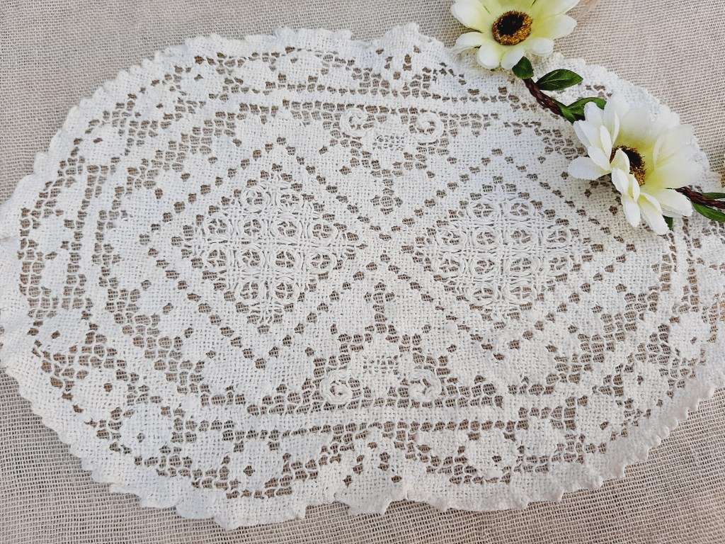 Hand knotted filet lace doilie mat - 30 x 20cm
