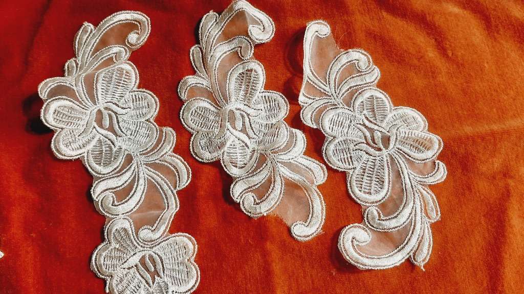 White lace motifs - 18-20cm
