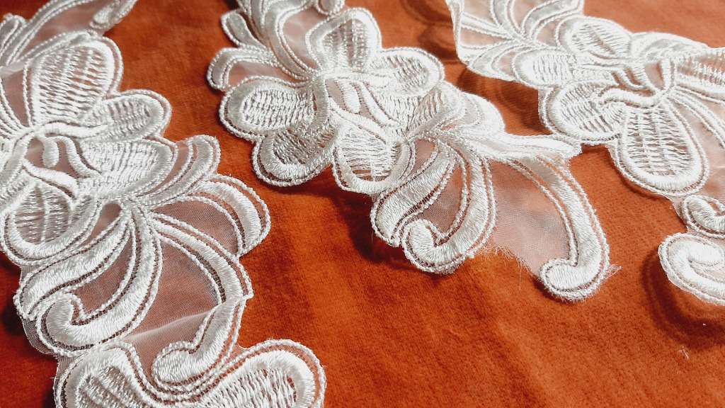 White lace motifs - 18-20cm