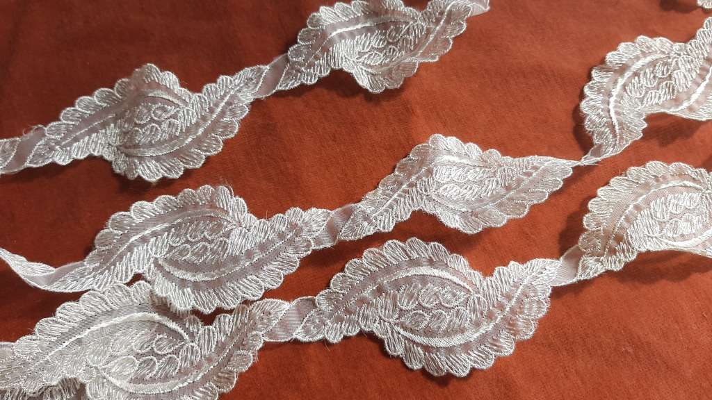 Synthetic lace - 150 cm long - 4cm wide - cream
