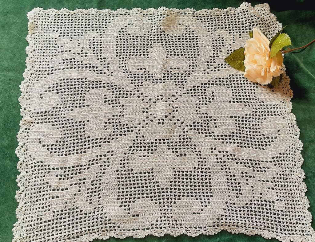 Square filet crochet mat - flower motif - cream - 38 x 42cm
