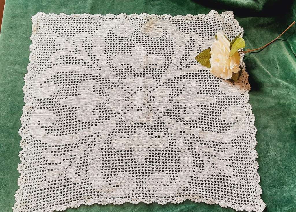 Square filet crochet mat - flower motif - cream - 38 x 42cm