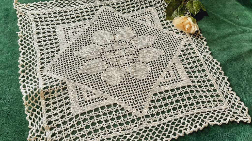 Large square beige mat - flower motif - filet crochet - 39 x 39cm
