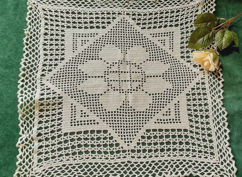 Large square beige mat - flower motif - filet crochet - 39 x 39cm