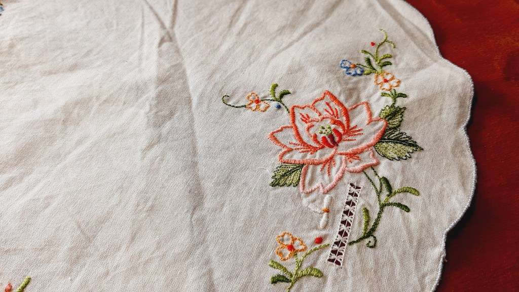 2 embroidered doilies 27cm - cotton