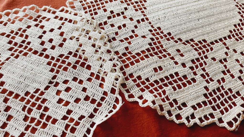 2 filet crochet doilies - white - 20 and 31 cm diameters