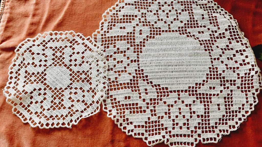 2 filet crochet doilies - white - 20 and 31 cm diameters