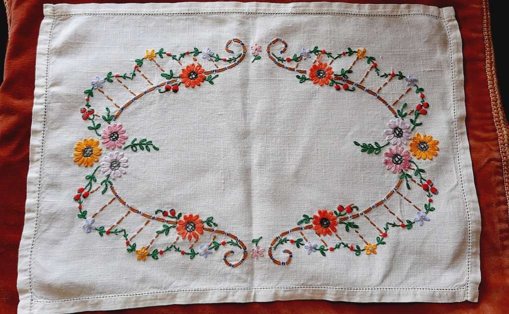 Embroidered tray cloth - linen - white - 33 x 48 cm