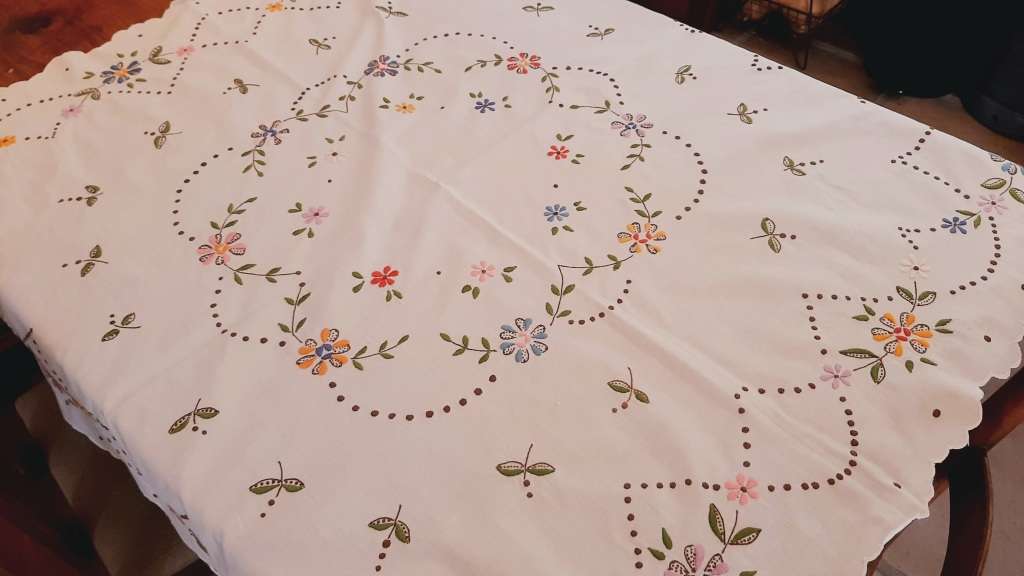 Embroidered tablecloth (106 x 106 cm)