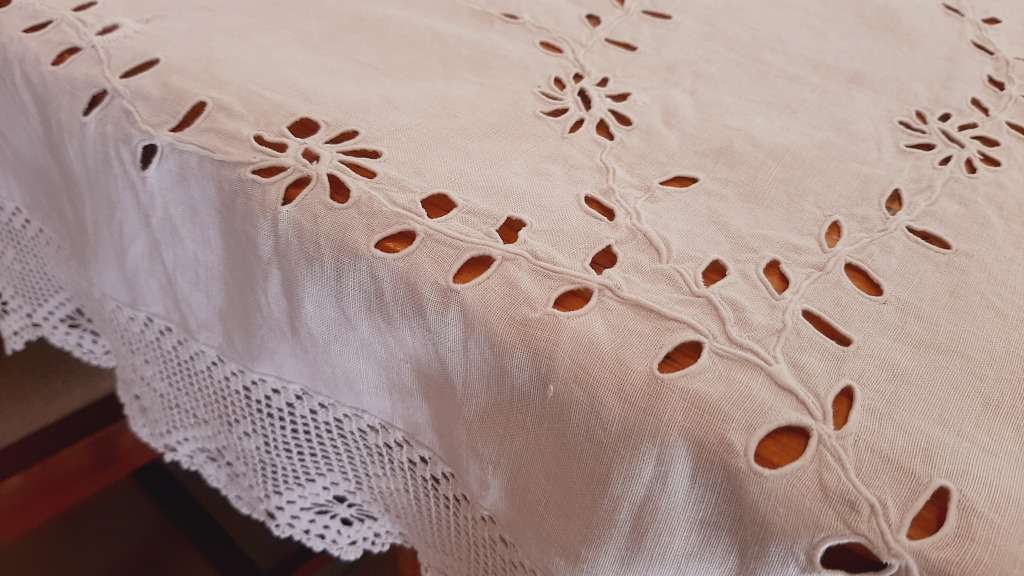 Whte embroidered tablecloth with hand crocheted edging - damaged (104 x 104 cm)