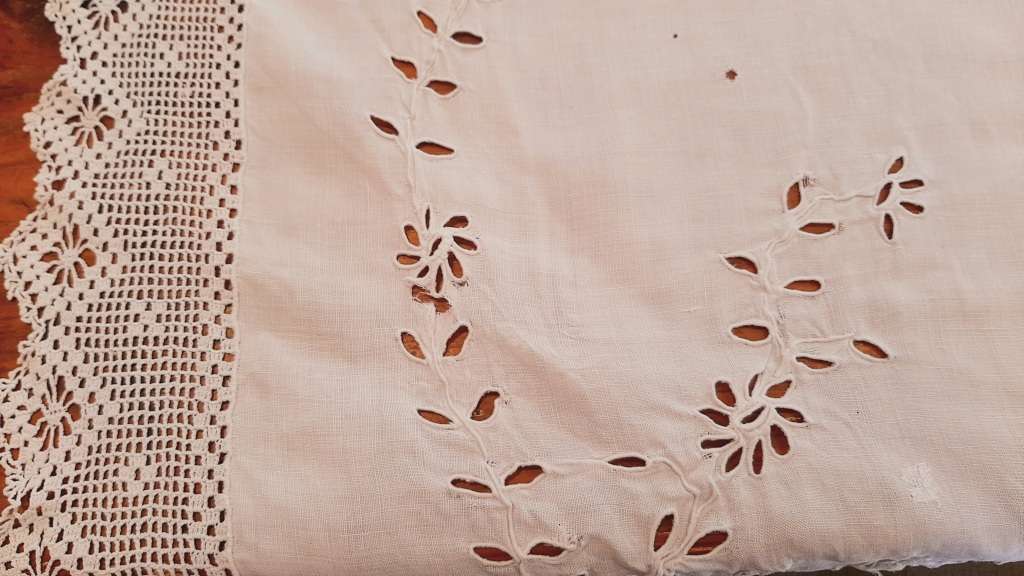 Whte embroidered tablecloth with hand crocheted edging - damaged (104 x 104 cm)
