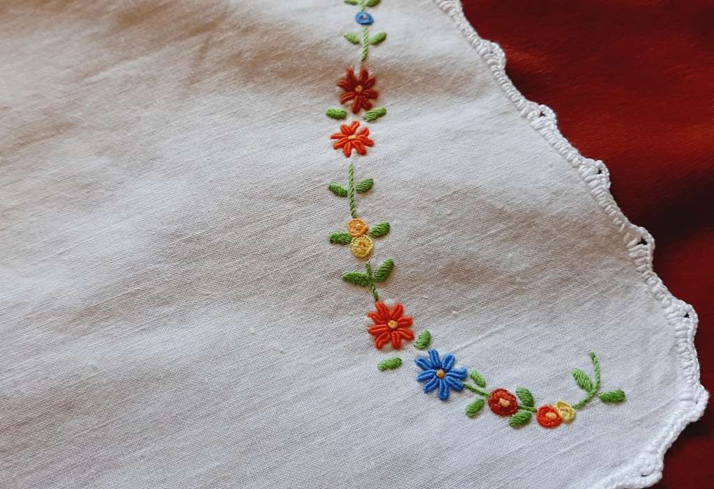 Embroidered tray cloth - white cotton - 42 x 24 cm