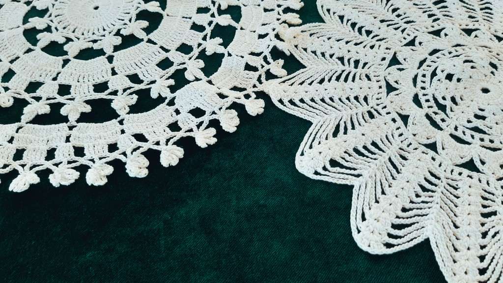 2 white crochet doilies 26 and 28 cm