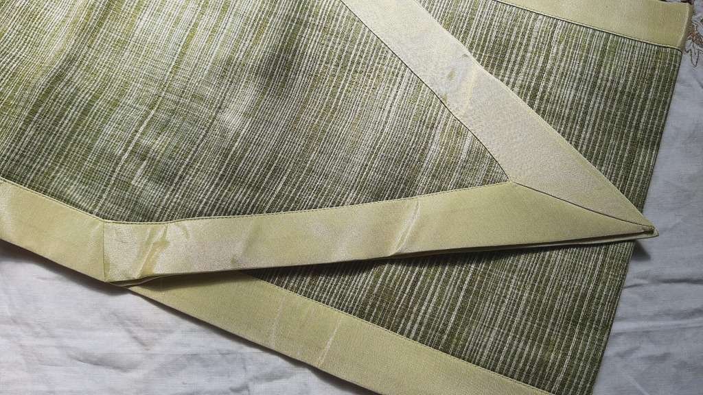 Set of silk table linen including runner, 6 place mats, 6 coasters and 6 napkins - as new