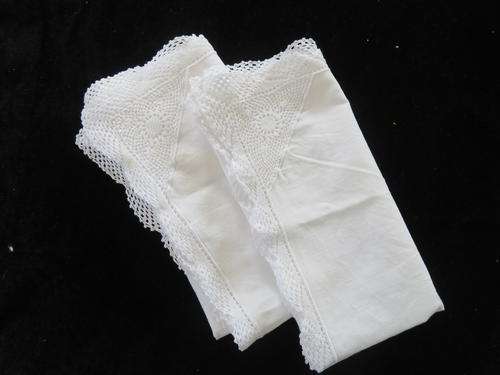 2  serviettes with crochet lace details
