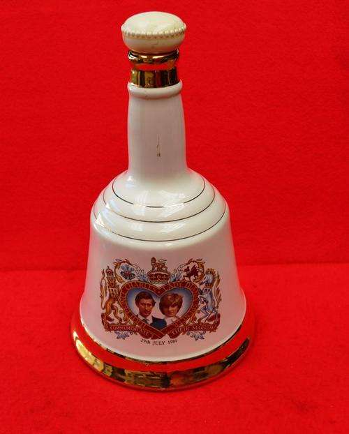 WADE DECANTER: BELL'S SCOTCH WHISKEY - TO COMMEMORATE PRINCE CHARLES & LADY DIANA SPENCER'S MARRIAGE