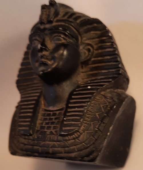 Small Tut Kamon  Bust Material unknown H 6.55 cm x 6 cm