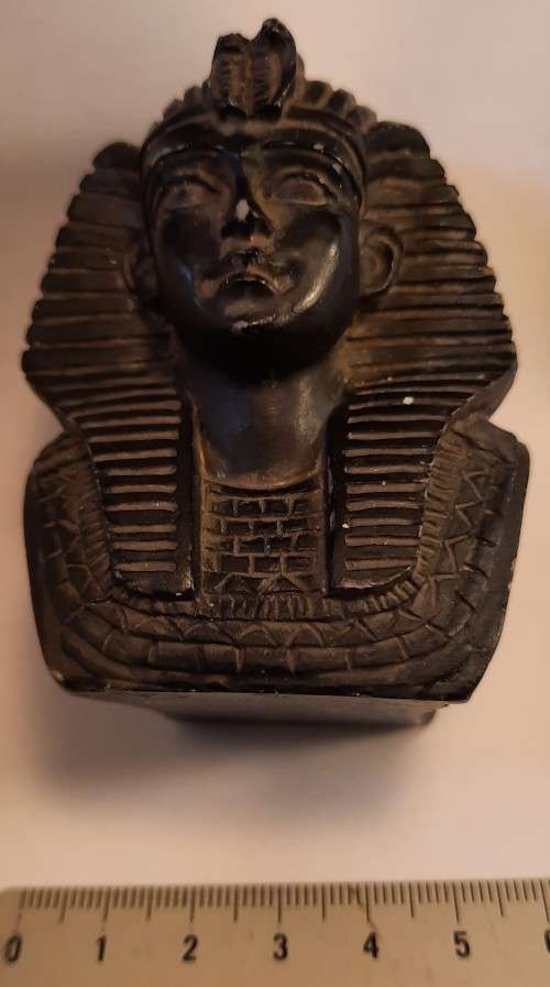 Small Tut Kamon  Bust Material unknown H 6.55 cm x 6 cm