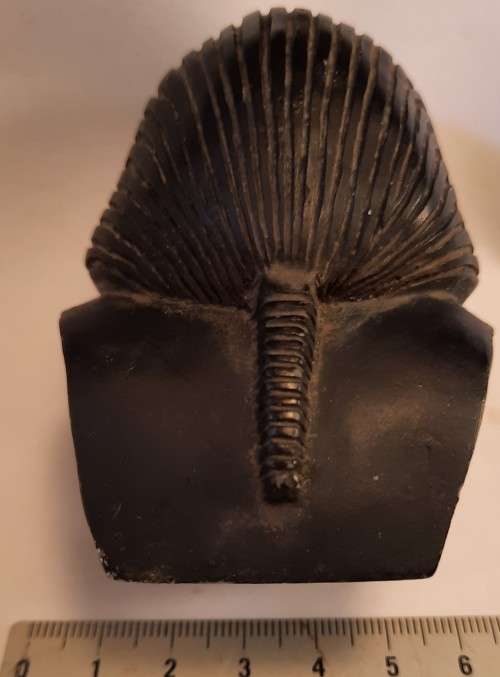 Small Tut Kamon  Bust Material unknown H 6.55 cm x 6 cm