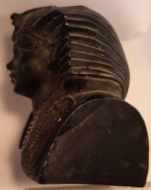 Small Tut Kamon  Bust Material unknown H 6.55 cm x 6 cm