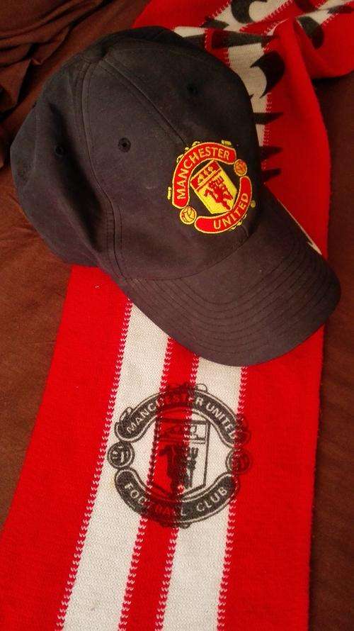 Manchester United Cap & Scarf