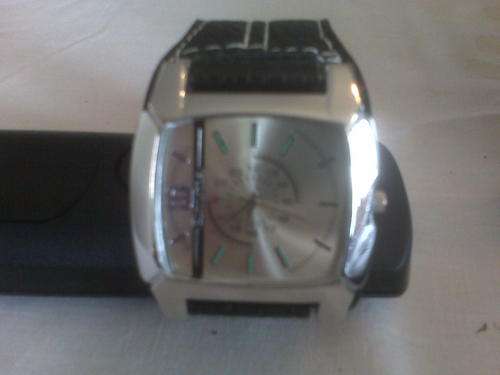Stunning Mens Watch, Silver with leather Strap