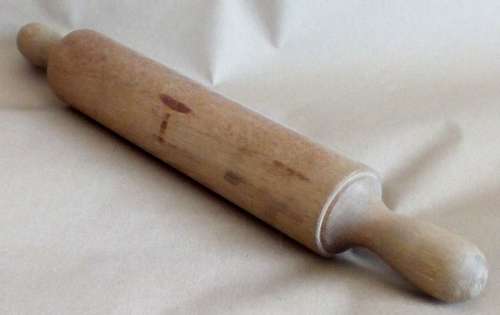 SOLID WOOD VINTAGE ROLLING PIN AS ILLUSTRATED.