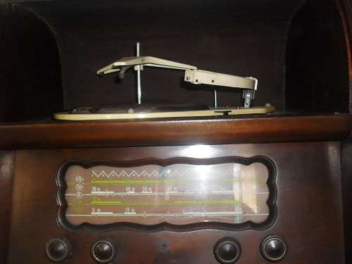 BUYER TO COLLECT IN PRETORIA! - EARLY 1950's "ROLL TOP" PHILIPS RADIO & TURNTABLE COMBINATION.