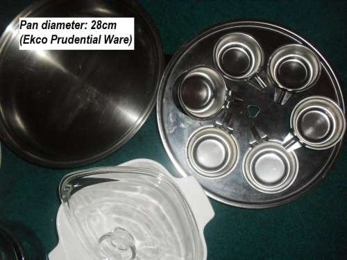 BUYER TO COLLECT IN PRETORIA - GROUP OF VINTAGE KITCHENALIA ITEMS.