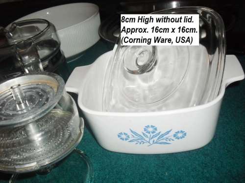 BUYER TO COLLECT IN PRETORIA - GROUP OF VINTAGE KITCHENALIA ITEMS.