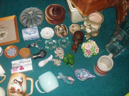 BUYER TO COLLECT IN PRETORIA - GROUP OF ORNAMENTS AND GOODIES!