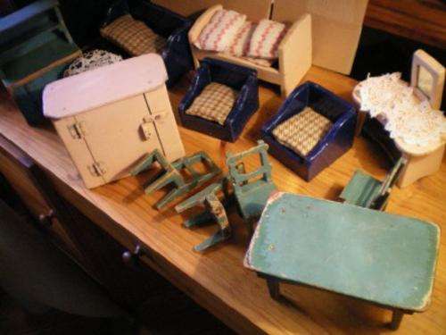 Old Cape doll's furniture