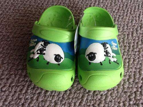 SALE  Shaun the Sheep Crocs * Green * size 31 or 11/12