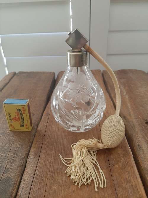 Cut crystal perfume atomiser