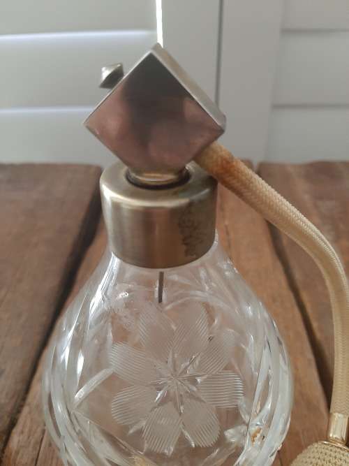Cut crystal perfume atomiser