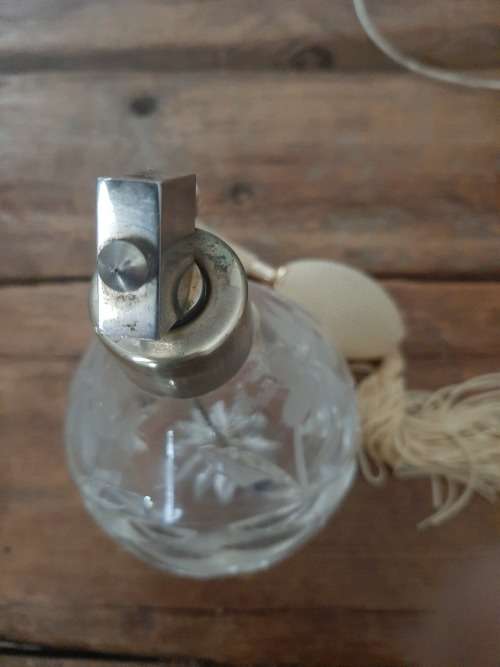 Cut crystal perfume atomiser