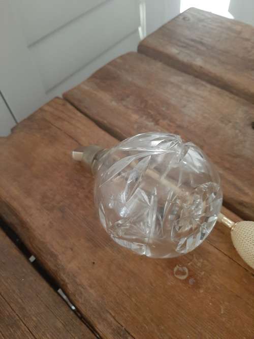 Cut crystal perfume atomiser