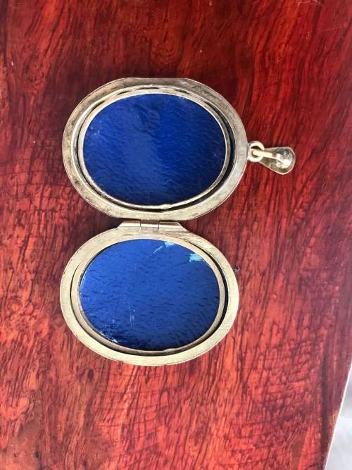 !! Gold Oval locket !!