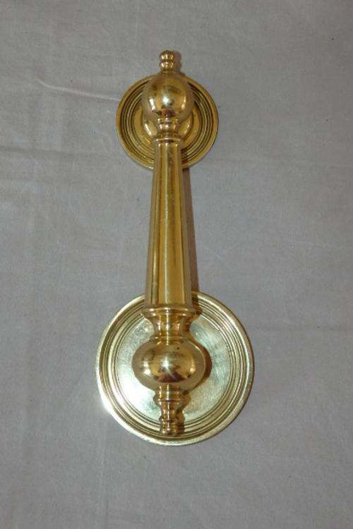 A STUNNING AND HEAVY SOLID BRASS DOOR KNOCKER WITH THE TAPPER IN STUNNING CONDITION
